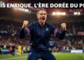Luis Enrique célébrant un titre avec les joueurs du PSG au Parc des Princes, entouré de supporters en liesse.