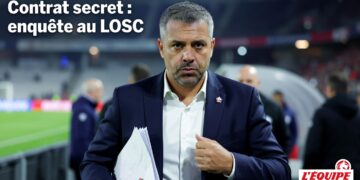 Gérard Lopez en tribune lors d’un match du LOSC, à côté d’un logo du CS Fola Esch, illustrant le lien entre les deux clubs.