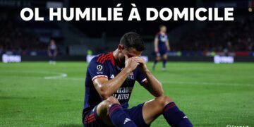 Joueurs de Ligue 2 disputant un match intense lors de la 31e journée, ambiance électrique en tribunes