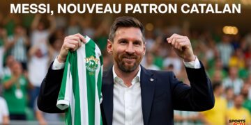 Lionel Messi souriant devant le stade de l’UE Cornellà, tenant une écharpe du club catalan.