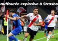 Joueurs de Mainz 05 et Strasbourg se bousculent violemment après le match de Conference League, entourés de stadiers tentant de les séparer.