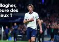 Conor Gallagher assis sur le banc de Tottenham, l'air pensif, lors d'un match de Premier League.