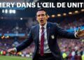 Unai Emery, manager d'Aston Villa, observé par Manchester United depuis la tribune d'Old Trafford.